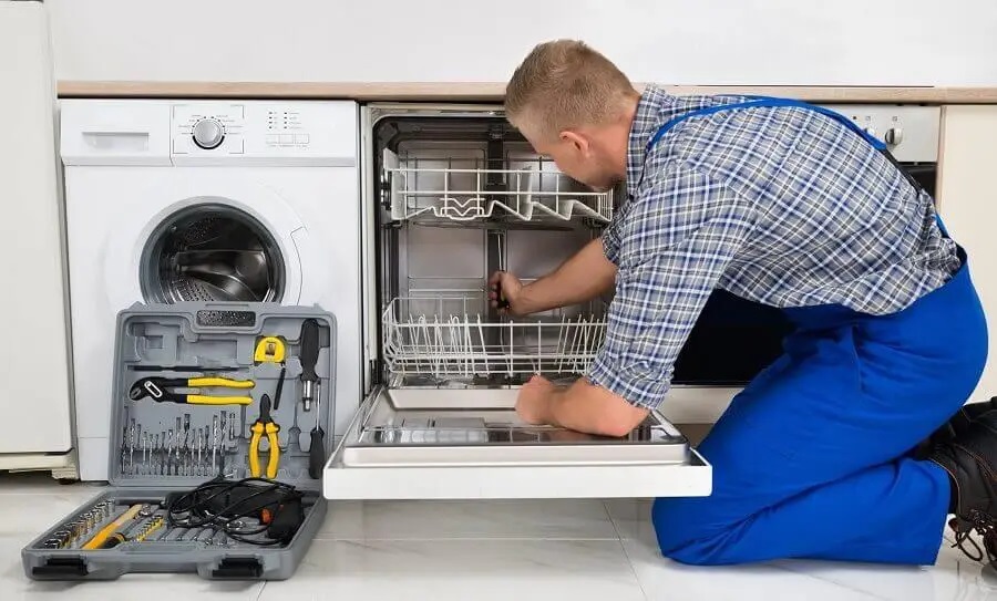 Akçakoca Vaillant servisi teknisyen ekibi beyaz eşya tamiri yaparken